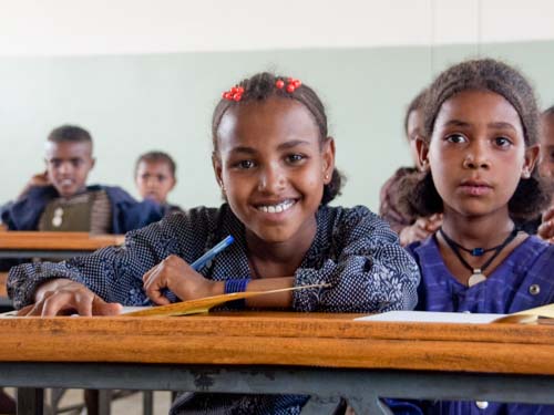 Lächelndes Mädchen in neuer Schule in Äthiopien